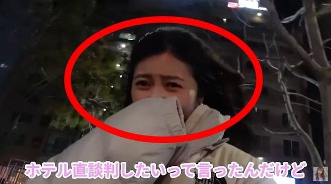 지난해 삼일절에 강원 속초로 여행을 간 일본인 여성이 예약한 호텔 측에서 일방적인 예약 취소 안내를 받았다고 주장했다. 사진은 여성이 빈방을 찾기 위해 속초고속버스터미널 인근 숙박시설 여러 곳을 돌면서 추위에 떨고 있는 모습. [유튜브 채널 ‘ふじわらのみい’ 캡처]