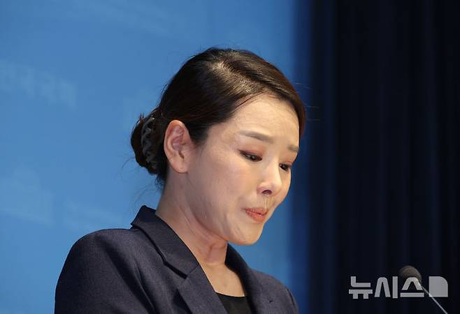 [서울=뉴시스] 김금보 기자 = 강미정 조국혁신당 대변인이 4일 서울 여의도 국회 소통관에서 당내 성비위 의혹과 관련한 탈당 기자회견을 하고 있다. 2025.09.04. kgb@newsis.com