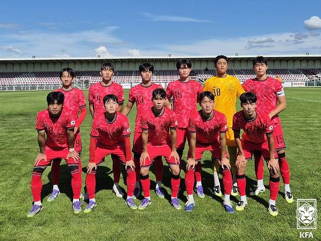 [서울=뉴시스]이탈리아와의 친선대회 1차전에 선발로 나선 U-17 대표팀 선수들. (사진=대한축구협회 제공)