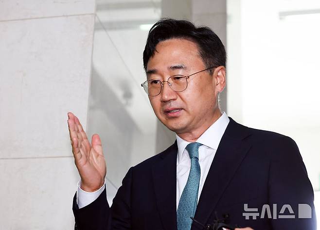 [서울=뉴시스] 최진석 기자 = 신범철 전 국방부 차관이 4일 서울 서초구 순직해병 특검팀(이명현 특별검사) 사무실에 포렌식 자료 관련 참관차 출석하고 있다. 2025.09.04. myjs@newsis.com