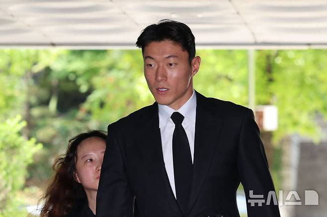 [서울=뉴시스] 권창회 기자 = 축구선수 황의조가 4일 오후 서울 서초구 서울중앙지방법원에서 열린 불법촬영 등 혐의 항소심 선고기일에 출석하고 있다. 2025.09.04. kch0523@newsis.com