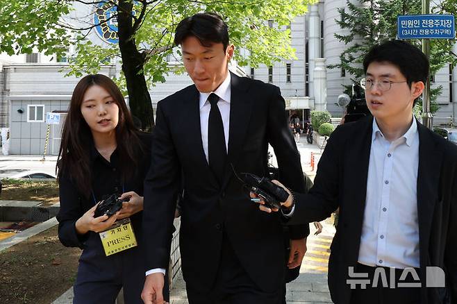 [서울=뉴시스] 권창회 기자 = 축구선수 황의조가 4일 오후 서울 서초구 서울중앙지방법원에서 열린 불법촬영 등 혐의 항소심 선고를 마치고 법원을 나서고 있다. 2025.09.04. kch0523@newsis.com