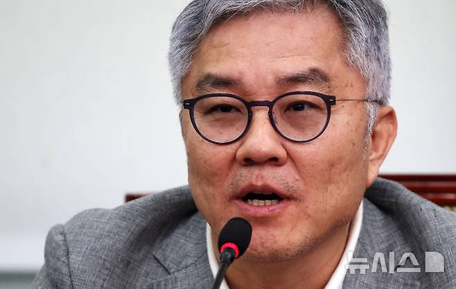 [서울=뉴시스] 김명년 기자 = 최광욱 더불어민주당 교육연수원장이 22일 오전 서울 여의도 국회에서 열린 최고위원회의에서 발언하고 있다. 2025.08.22. kmn@newsis.com