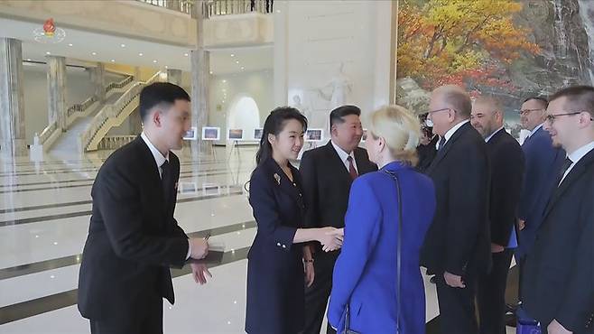 [서울=뉴시스] 김정은 북한 국무위원장이 지난 6월 29일 당 중앙위원회 본부 청사에서 올가 류비모바 러시아 문화부 장관을 접견하고 공연을 관람했다고 조선중앙TV가 30일 보도했다. 사진은 공연 관람에 앞서 김 위원장의 딸 주애가 러시아 문화부 장관과 악수하는 모습. (사진=조선중앙TV 캡처) 2025.07.01. photo@newsis.com *재판매 및 DB 금지