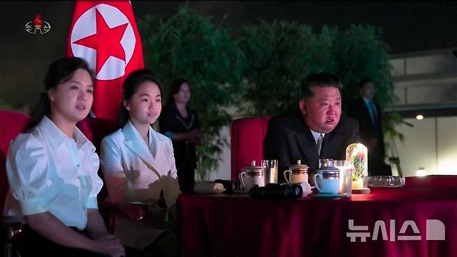 [서울=뉴시스] 김정은 북한 국무위원장이 지난 24일 아내 리설주, 딸 주애와 함께 원산갈마해안관광지구 준공식에 참석했다고 조선중앙TV가 26일 보도했다. 리 여사가 공개 석상에 모습을 드러낸 것을 1년 6개월 만이다. (사진=조선중앙TV 캡쳐) 2025.06.26. photo@newsis.com