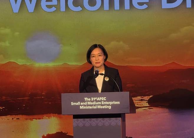 [제주=뉴시스] 강은정 기자=한성숙 중소벤처기업부 장관이 4일 오후 6시께 제주 서귀포시 롯데호텔 제주에서 열린 APEC(아시아·태평양 경제협력체) 중소기업 장관회의 환영 만찬에서 발언하고 있다. 2025.09.04. photo@newsis.com *재판매 및 DB 금지