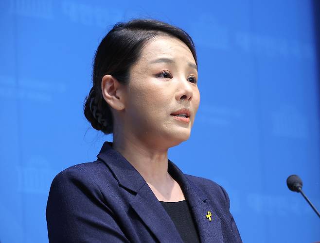 조국혁신당 강미정 전 대변인이 4일 서울 여의도 국회 소통관에서 당내 성비위 의혹과 관련한 탈당 기자회견을 하고 있다. 연합뉴스