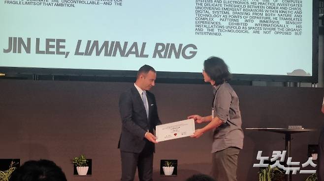 젤코 말레세비치 린츠 시의원이 이진 작가에게 그랜트를 수여하고 있다. 박사라 기자