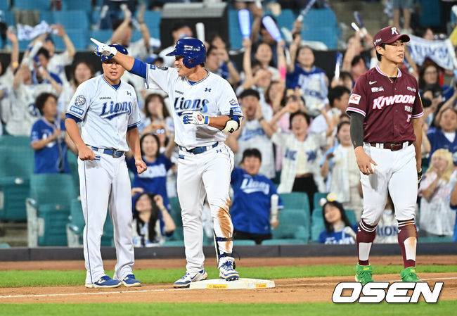 [OSEN=대구, 이석우 기자] 3일 대구삼성라이온즈파크에서 2025 신한 SOL 뱅크 KBO 리그 삼성 라이온즈와 키움 히어로즈의 경기가 열렸다. 홈팀 삼성은 가라비토가, 방문팀 키움은 하영민이 선발 출전했다. 삼성 라이온즈 이성규가 8회말 무사 1,2루 우중간 2타점 2루타를 실책틈타 3루로 진루, 기뻐하고 있다. 2025.09.03 / foto0307@osen.co.kr