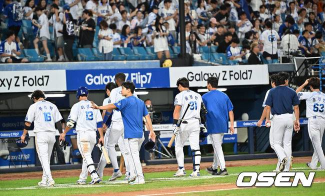 [OSEN=대구, 이석우 기자] 3일 대구삼성라이온즈파크에서 2025 신한 SOL 뱅크 KBO 리그 삼성 라이온즈와 키움 히어로즈의 경기가 열렸다. 홈팀 삼성은 가라비토가, 방문팀 키움은 하영민이 선발 출전했다. 삼성 라이온즈 선수들이 키움 히어로즈에 3-4로 패하고 아쉬워 하고 있다. 2025.09.03 / foto0307@osen.co.kr