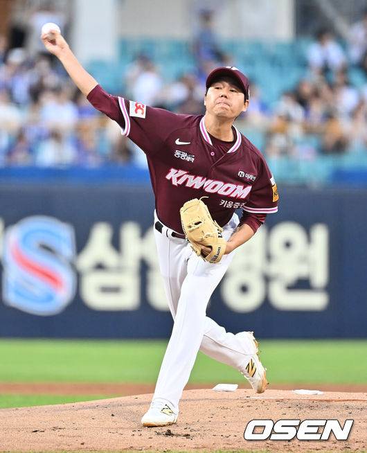 [OSEN=대구, 이석우 기자] 3일 대구삼성라이온즈파크에서 2025 신한 SOL 뱅크 KBO 리그 삼성 라이온즈와 키움 히어로즈의 경기가 열렸다. 홈팀 삼성은 가라비토가, 방문팀 키움은 하영민이 선발 출전했다. 키움 히어로즈 선발 투수 하영민이 역투하고 있다. 2025.09.03 / foto0307@osen.co.kr