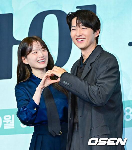 [OSEN=지형준 기자] 4일 오후 서울 구로구 신도림동 더링크서울 호텔에서 JTBC 새 금요시리즈 ‘마이 유스’ 제작발표회가 열렸다.오는 5일 첫 방송되는 ‘마이 유스’(극본 박시현, 연출 이상엽·고혜진)는 남들보다 늦게 평범한 삶을 시작한 선우해(송중기 분)와 뜻하지 않게 첫사랑의 평온을 깨뜨려야 하는 성제연(천우희 분)의 감성 로맨스를 그린다.배우 천우희, 송중기가 포토타임을 하고 있다. 2025.09.04 /jpnews@osen.co.kr