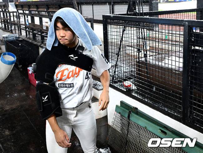 잦아드는 비를 확인하는 정우주.