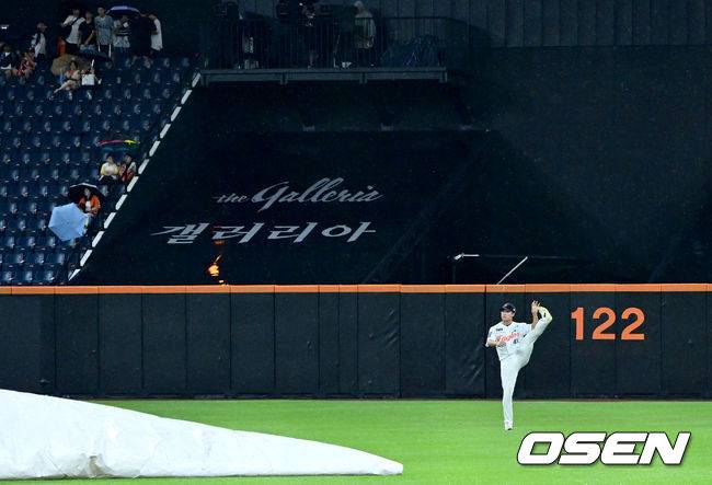 처음 나서는 것처럼 외야에서 몸을 푸는 정우주.