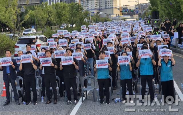 ▲전교조 전북지부 등 교원단체와 학부모, 시민 1000여 명이 4일 오후 전주시 송천동에서 열린 ‘악성민원 처벌과 교권보호법 개정을 위한 범시민대회’에서 피켓을 들고 “교육공동체를 파괴하는 악성민원을 멈춰라” 등의 구호를 외치고 있다. ⓒ프레시안