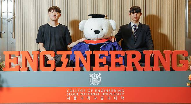 2일 서울 관악구 서울대학교 공학관에서&nbsp;‘제79회 후기 학위수여식’ 최우등 졸업생 윤형준씨(왼쪽), 임준희씨가 포즈를 취하고 있다. 최상수 기자