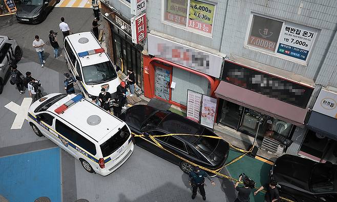 3일 흉기난동 사건이 발생한 서울 관악구 조원동의 한 주택가에서 경찰이 현장을 조사하고 있다. 뉴시스