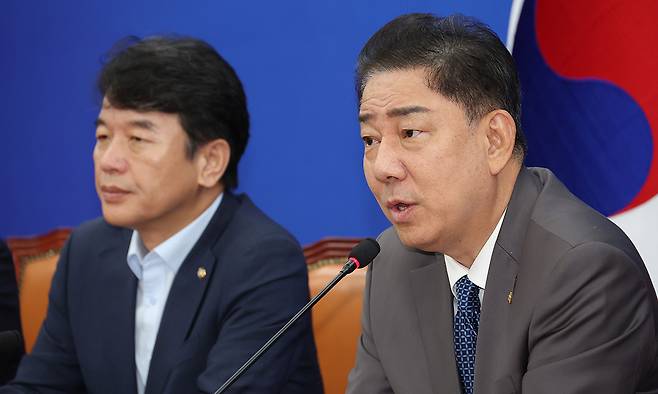 더불어민주당 김병기 원내대표가 4일 국회에서 열린 정책조정회의에서 발언하고 있다. 연합뉴스