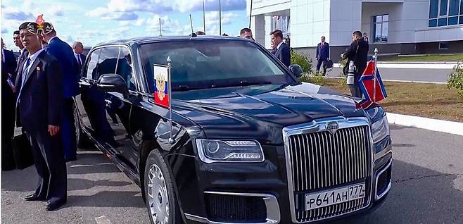 김정은 북한 국무위원장이 2023년 러시아 아무르주의 보스토치니 우주기지를 방문했을 때 푸틴 대통령의 전용차에 함께 승차해 담화를 나누었던 아우루스. 조선중앙TV 화면