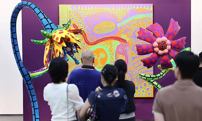 3일 서울 강남구 코엑스에서 열린 국내 최대 아트페어 ‘프리즈 서울 2025’에서 관람객들이 전시장을 둘러보고 있다. 뉴스1