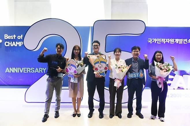 경기도경제과학진흥원이 4일 용산 드래곤시티 그랜드볼룸 한라홀에서 열린 ‘2025 Best of CHAMP’ 시상식에서 최우수 기관으로 선정돼 고용노동부 장관상을 받았다. (경과워 ㄴ제공)