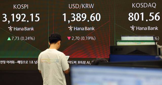 4일 오전 서울 중구 한 은행 본사의 딜링룸 현황판에 코스피 지수 등이 표시되고 있다. 연합뉴스