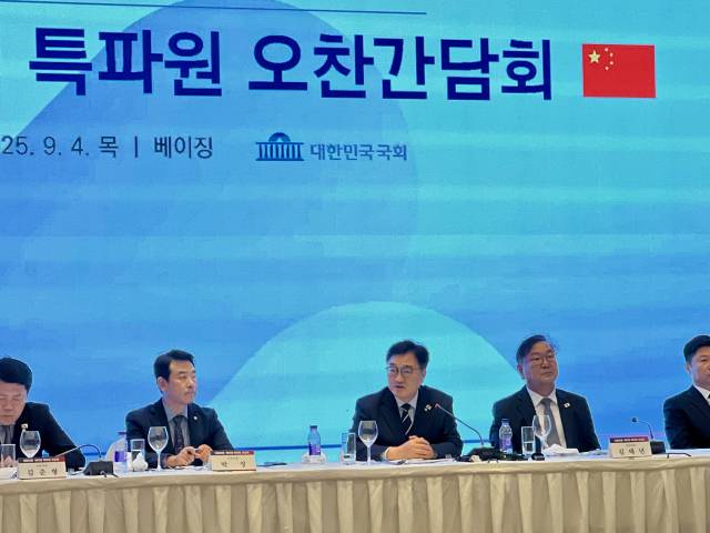 우원식(가운데) 국회의장이 4일 중국 베이징 켐핀스키호텔에서 열린 주중 베이징 특파원과의 간담회에서 방중 성과에 대해 말하고 있다. 사진=김광수 특파원