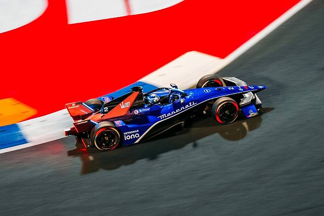 포뮬러 E는 이제 '트랙'에서도 주행을 이어간다.