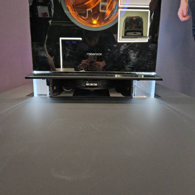 로보락이 내년 출시를 목표로 한 4 in 1 일체형 세탁건조기를 깜짝 공개했다. 이 제품은 일체형 세탁건조기 밑에 로봇청소기가 탑재되는 구조다.베를린=허진 기자