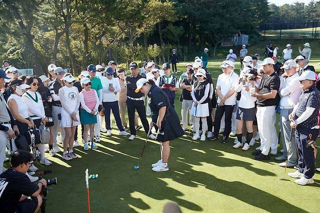 ‘제2회 더 시에나 컵 자선 골프대회’에서 박인비 프로가 진행한 원포인트 레슨 장면. 사진제공ㅣ더 시에나 그룹