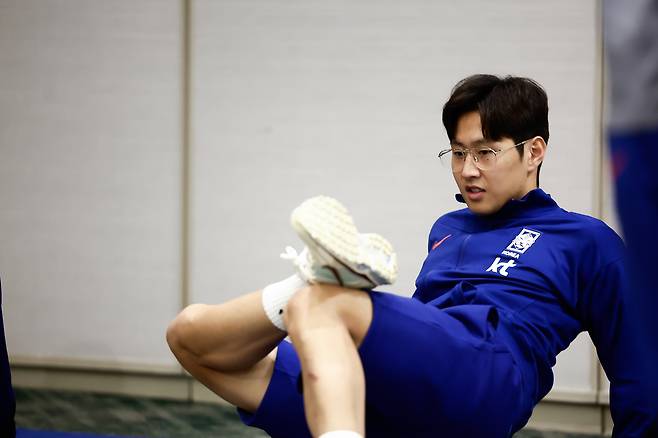 이강인이 지난 2일 미국 뉴저지주의 축구대표팀 숙소에서 몸을 풀고 있다. 대한축구협회 제공