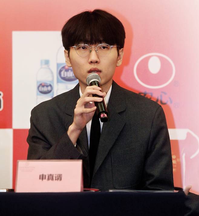 신진서 9단이 2일 중국 칭다오의 쉐라톤 칭다오 자오저우 호텔에서 열린 대회 사전 기자회견에서 취재진의 질문에 답하고 있다. 한국기원 제공