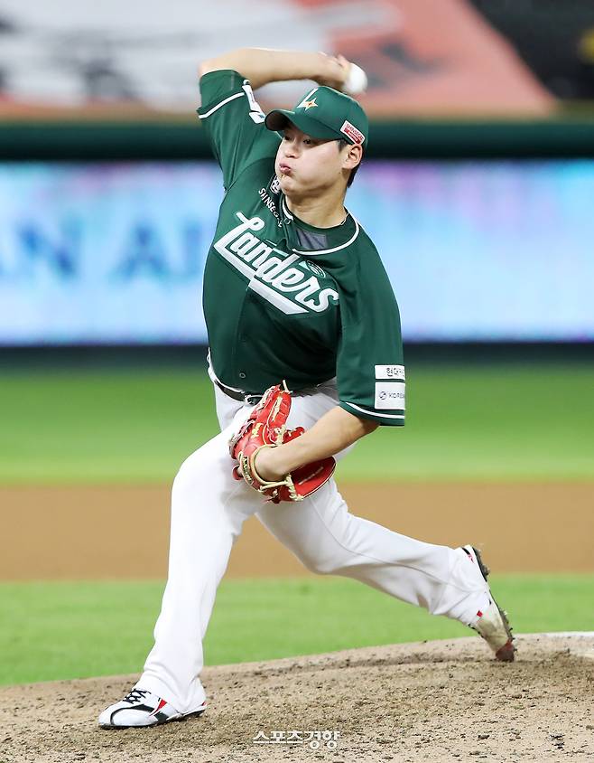 SSG 조병현이 지난달 16일 인천 SK전에서 역투하고 있다. SSG랜더스 제공