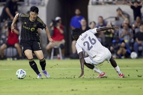 LAFC 손흥민이 1일 샌디에이고전에서 드리블하며 슈팅 기회를 노리고 있다. AP연합뉴스