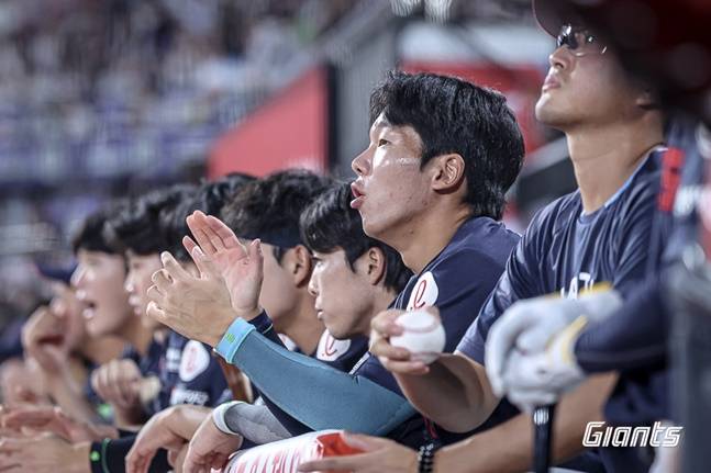 롯데 선수들이 3일 수원 KT전을 지켜보고 있다. /사진=롯데 자이언츠 제공