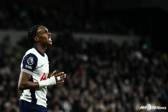 토트넘 홋스퍼 공격수 마티스 텔이 영국 런던의 토트넘 홋스퍼 스타디움에서 열린 2024~2025시즌 잉글랜드 프리미어리그(EPL) 33라운드에서 골 기회를 놓치고 아쉬워하고 있다. /AFPBBNews=뉴스1