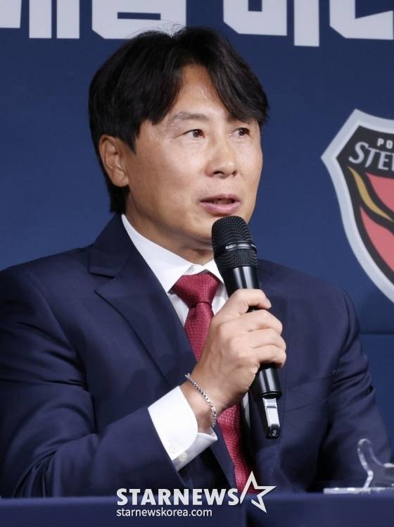 김기동 감독이  4일 오전 서울 종로구 축구회관에서 열린 '2025~2026 아시아축구연맹(AFC) 챔피언스리그 엘리트(ACLE), AFC 챔피언스리그2(ACL2)' K리그 4개팀 미디어데이에서 질문에 답하고 있다. /사진=김진경 대기자