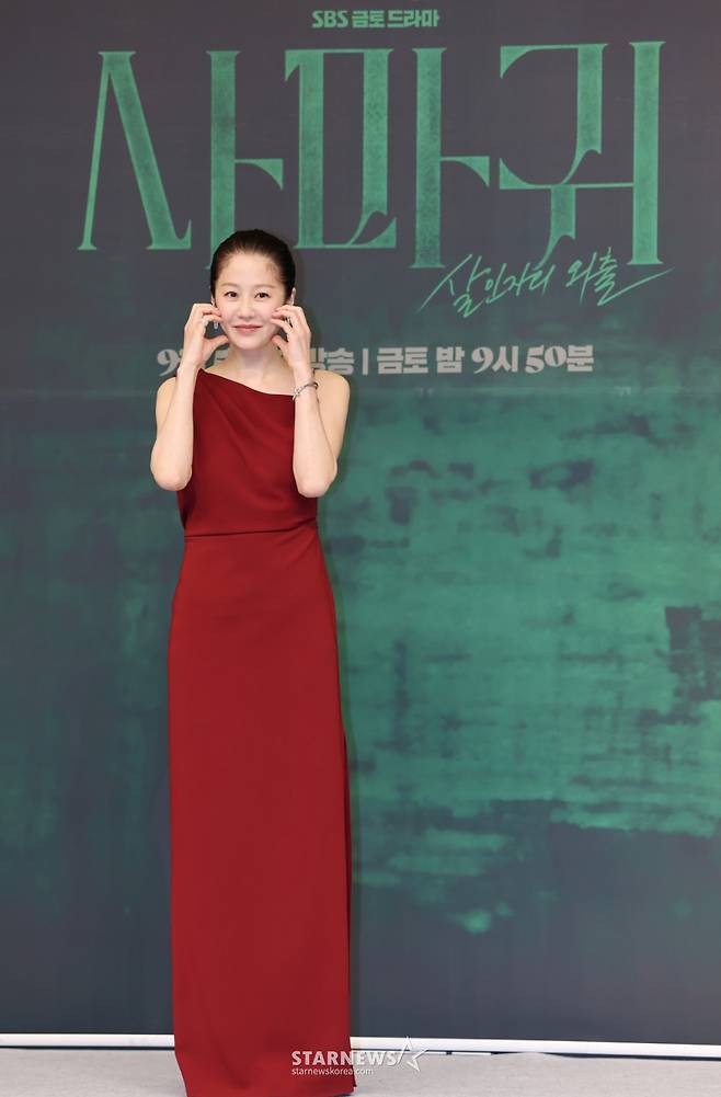 배우 고현정이 4일 오전 서울 양천구 SBS 목동사옥에서 진행된 SBS 금토드라마 '사마귀: 살인자의 외출' 제작발표회에 참석해 포즈를 취하고 있다.  잔혹한 연쇄살인마 ‘사마귀’가 잡힌지 20년이 지나 모방범죄가 발생하고, 이 사건 해결을 위해 한 형사가 평생을 증오한 ‘사마귀’인 엄마와 예상 못한 공조수사를 펼치며 벌어지는 고밀도 범죄 스릴러 '사마귀: 살인자의 외출'은 오는 5일 첫 방송된다. /2025.09.04 /사진=이동훈 photoguy@