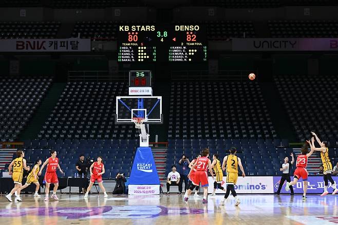 청주 KB 스타즈 강이슬이 4일 부산 사직실내체육관에서 열린 2025 BNK금융 박신자컵 B조 조별예선 마지막 경기에서 경기 막판 역전 결승 3점포를 터뜨린 순간. /사진=WKBL 제공