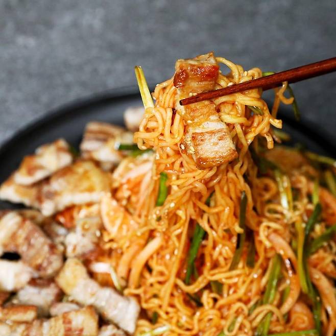 비빔면과 삼겹살 조합 [농심 공식 인스타그램 갈무리. 재판매 및 DB 금지]