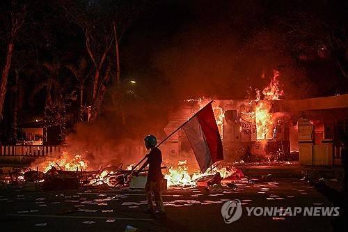 시위로 불에 탄 인도네시아 수라바야 건물  [AFP 연합뉴스. 재판매 및 DB 금지]