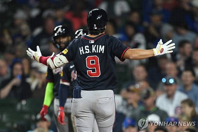 홈에 돌아온 뒤 동료 축하를 받는 김하성 [게티이미지/AFP=연합뉴스]