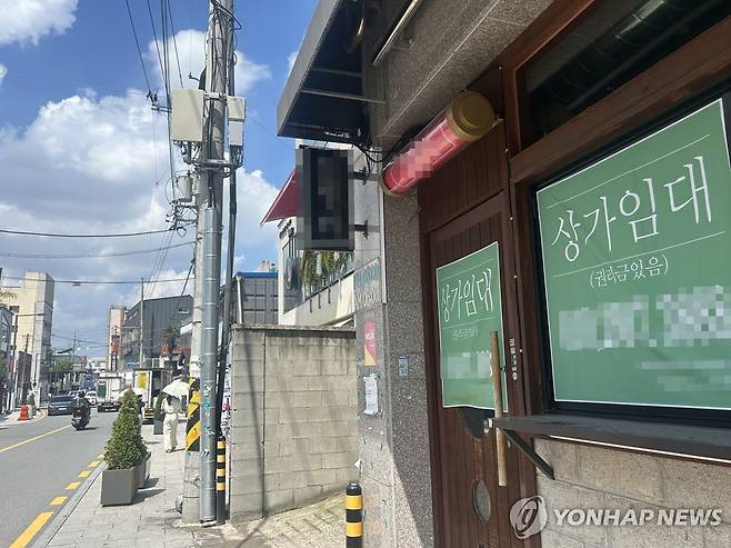 광주 동명동 동리단길 카페거리에 붙은 임대 현수막 [촬영 장아름]