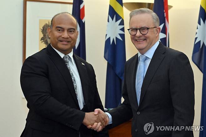 앨버니지 호주 총리와 아데앙 나우루 대통령 지난해 6월 5일(현지시간) 호주 캔버라 의회에서 앤서니 앨버니지 호주 총리(오른쪽)와 데이비드 아데앙 나우루 대통령이 악수하는 모습. 2025.09.04
[EPA 연합뉴스 자료사진. 재판매 및 DB 금지]