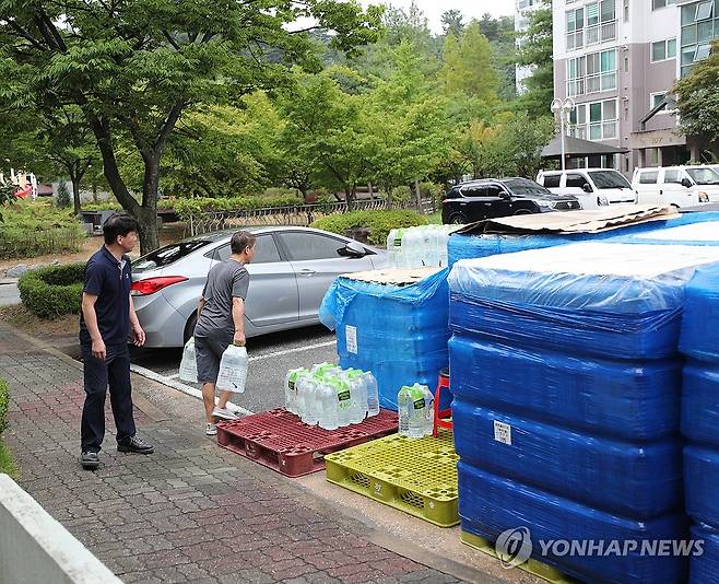 '생수 받아가요' (춘천=연합뉴스) 강태현 기자 = 극심한 가뭄이 이어지는 4일 강원 강릉 교1동 한 아파트에서 주민이 지원받은 생수를 옮기고 있다. 2025.9.4 taetae@yna.co.kr