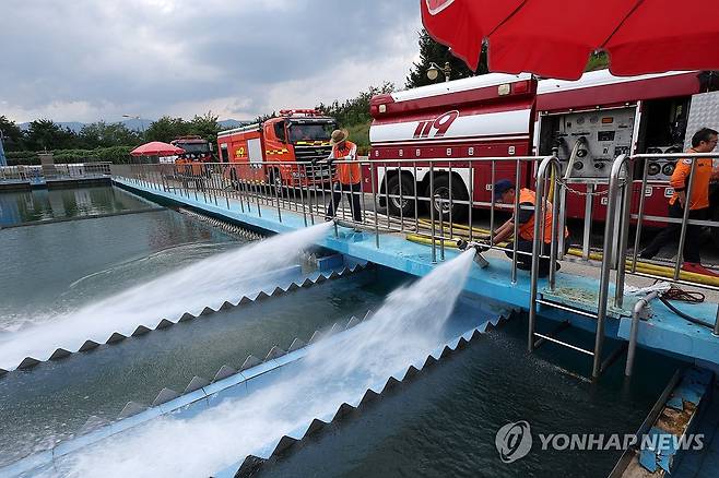 운반급수 나선 소방차들 [연합뉴스 자료사진]