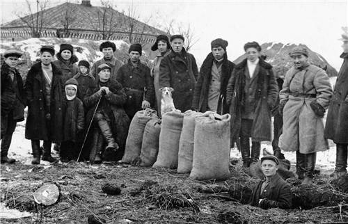 땅속에서 곡물을 찾아낸 징발단 [글항아리 제공. 재판매 및 DB금지]