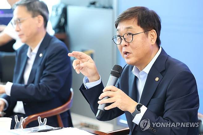 취임 한 달 기자간담회 갖는 최휘영 장관 (서울=연합뉴스) 진연수 기자 = 최휘영 문화체육관광부 장관이 4일 서울 중구 모두예술극장에서 열린 취임 한 달 기념 기자간담회에서 정책을 설명하고 있다. 2025.9.4 jin90@yna.co.kr