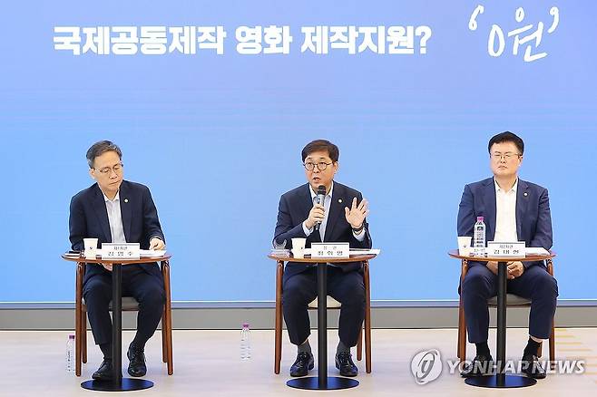 최휘영 문체부 장관, 취임 한 달 기념 기자간담회 (서울=연합뉴스) 진연수 기자 = 최휘영 문화체육관광부 장관이 4일 서울 중구 모두예술극장에서 열린 취임 한 달 기념 기자간담회에서 정책을 설명하고 있다. 2025.9.4 jin90@yna.co.kr