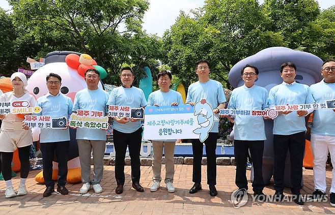 신세계사이먼, 제주 고향사랑기부제캠페인 동참 (여주=연합뉴스) 백나용 기자 = 7일 오후 경기 신세계사이먼 여주프리미엄아울렛 WEST 분수광장에서 열린 관광 팝업스토어 '제주의 선물 인(in) 여주' 행사에서 신세계사이먼 김영섭 대표이사가 임직원을 대표해 고향사랑기부제 캠페인에 동참한 후 오영훈 제주지사, 제주 관광업계 관계자들과 기념촬영을 하고 있다. 2025.6.7 dragon.me@yna.co.kr